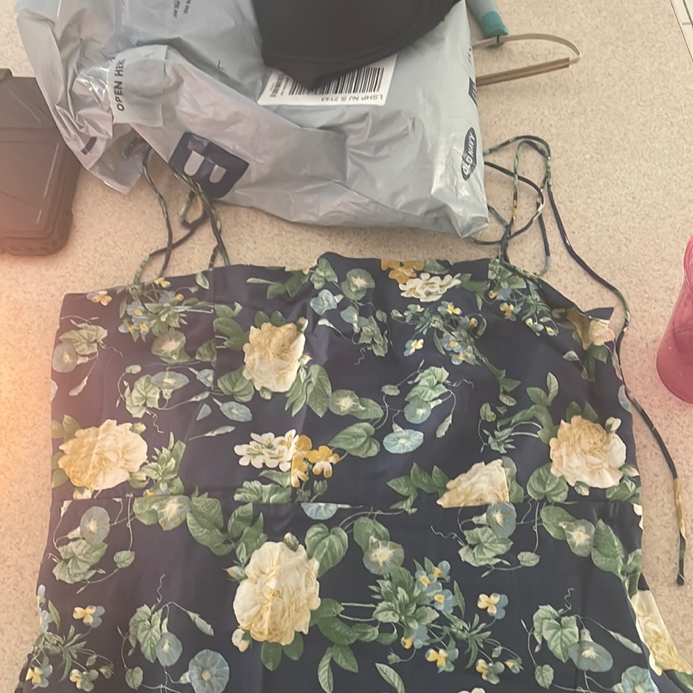Floral old navy dress. Spagetti straps that tie. Never worn